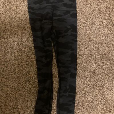Athleta Elation Camo 7/8 Tight Small Black and Gray GUC Style 531310