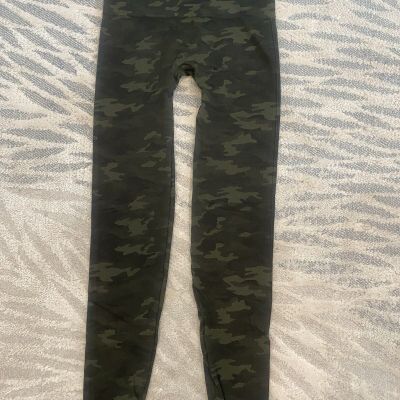 Spanx Look At Me Now Seamless Leggings Green Camo FL3515 size LARGE EUC